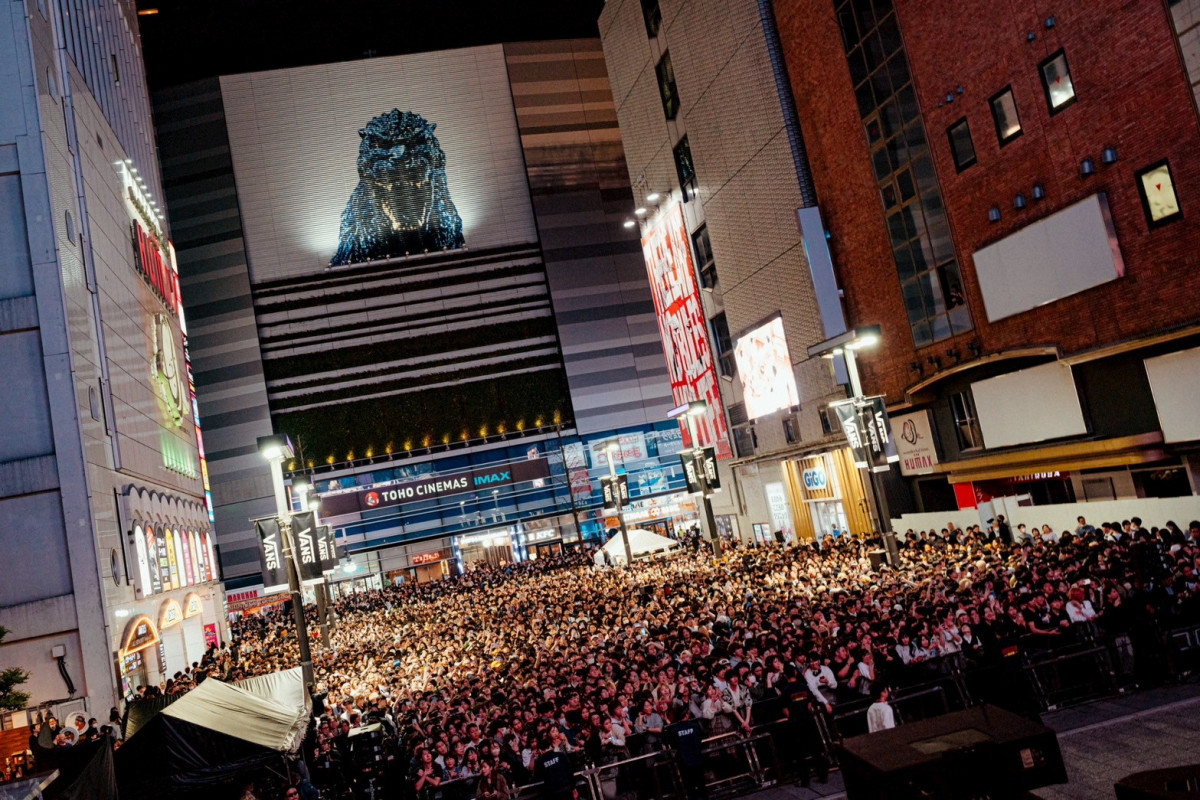 King Gnu、新曲「TWILIGHT!!!」を歌舞伎町で初披露 現地＆配信で