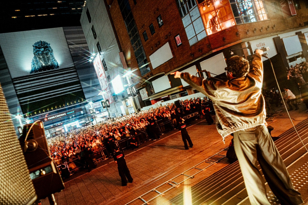 King Gnu、新曲「TWILIGHT!!!」を歌舞伎町で初披露 現地＆配信で