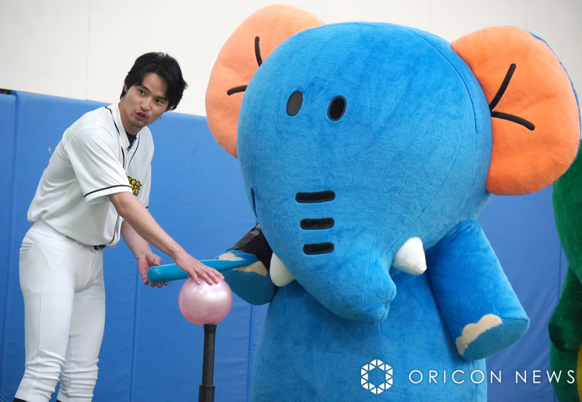 水上恒司、久々のキャッチャー姿を披露 “ピチッと”ユニフォームに照れ