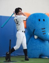 水上恒司、久々のキャッチャー姿を披露 “ピチッと”ユニフォームに照れ