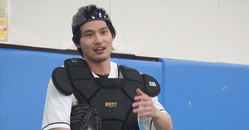 水上恒司、久々のキャッチャー姿を披露 “ピチッと”ユニフォームに照れ
