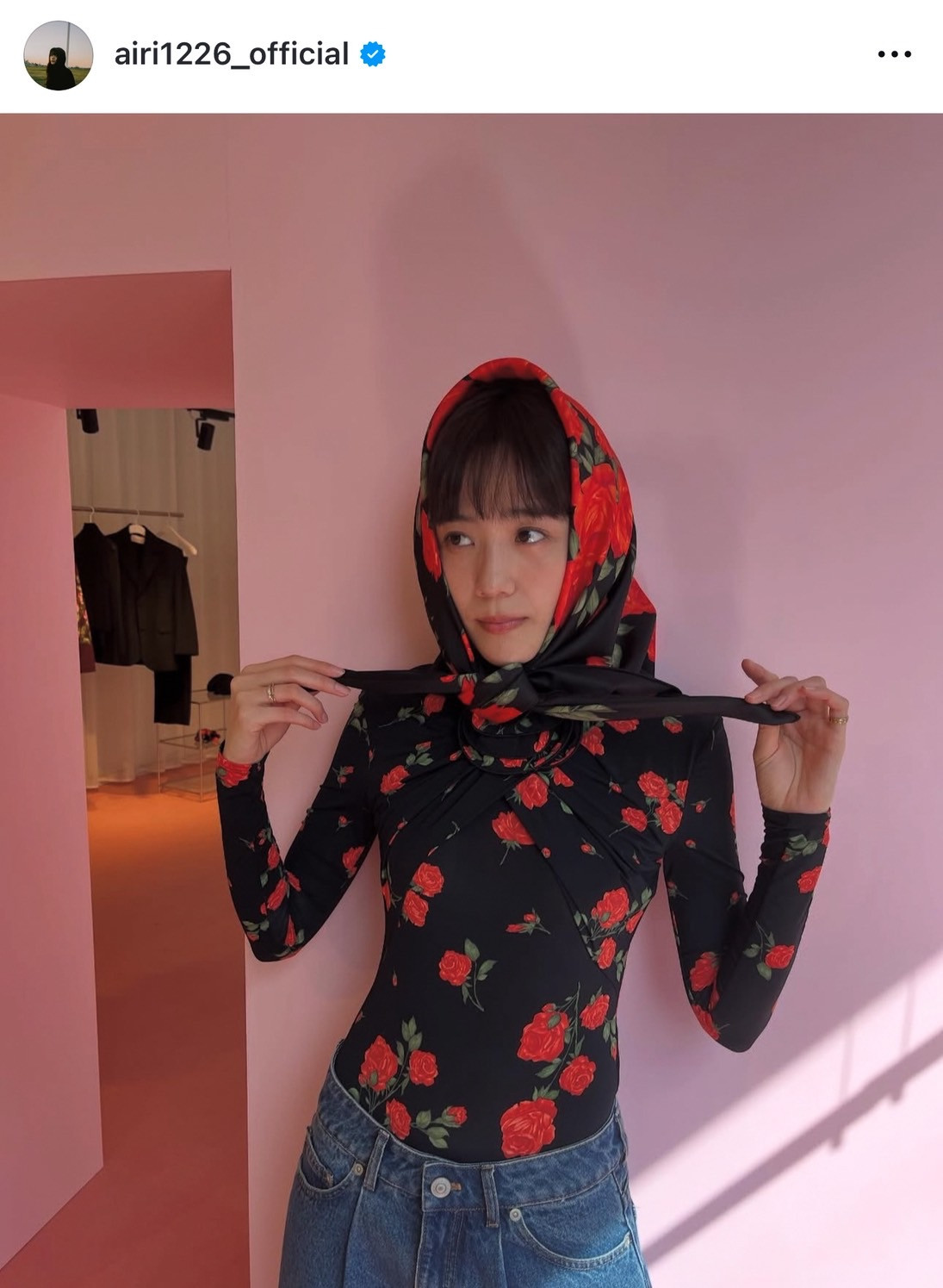 松井愛莉、“超ミニスカ”で美脚際立つ大胆ショット「スタイル良すぎ