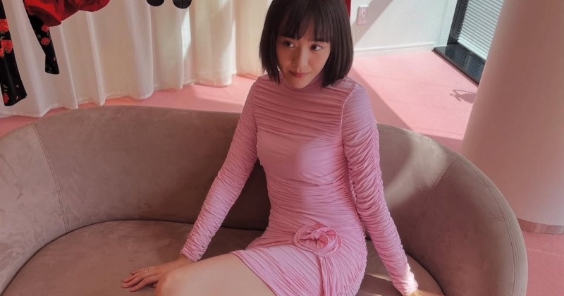 【大型配送タイプ】松井愛莉さん掲載3ページ（ポスターサイズ）#5787 松井愛莉、“超ミニスカ”で美脚際立つ大胆ショット「スタイル良すぎ