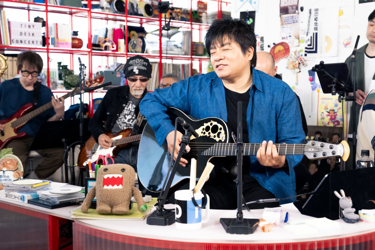 wtiny desk concerts JAPANxV[Y2̏ɓoꂷASKA (C)NHK 