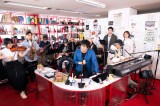 wtiny desk concerts JAPANxV[Y2̏ɓoꂷASKA (C)NHK 