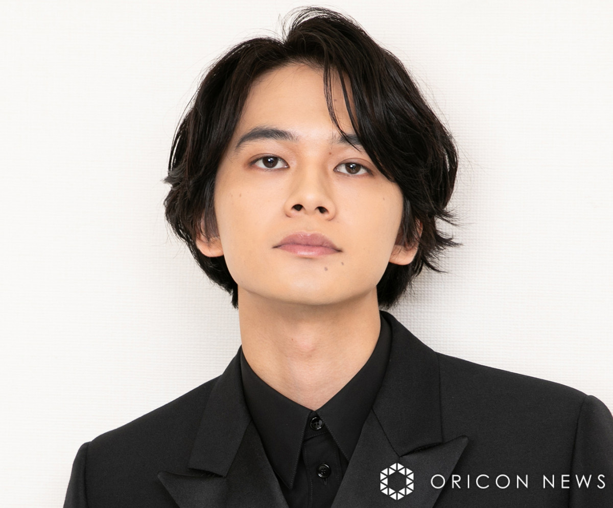 北村匠海、“兄弟”で食卓囲むオフショット「撮影後も仲良し」「笑顔でリラックス、いい感じです」 | ORICON NEWS