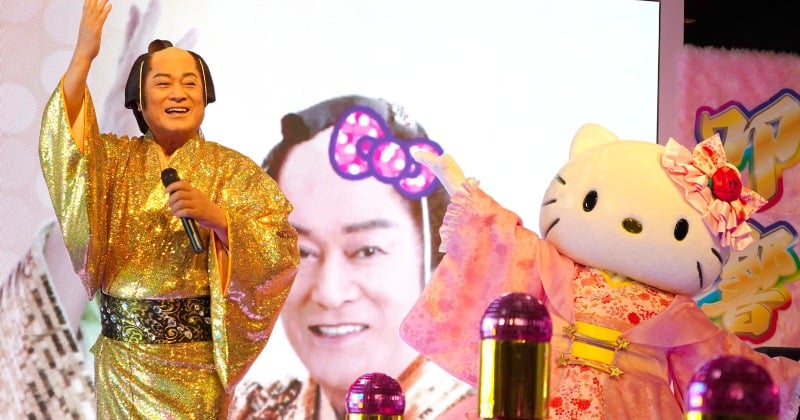 ”マツケン”松平健、ハローキティとマツケンサンバII披露でファン歓声 ボンゴも叩く