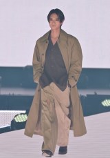 ガルアワ】岩瀬洋志、クールな視線でハートを射抜く 息のむ美しさで