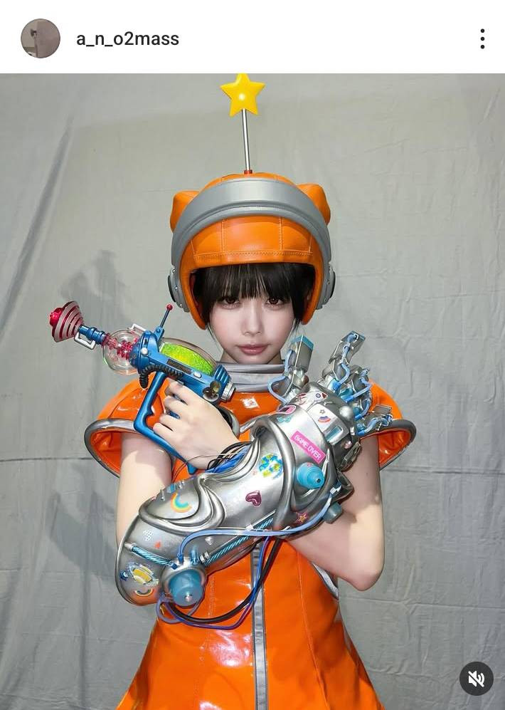 あのちゃん、近未来風ミニスカ美脚ショット披露「最強だわ」「めっちゃ