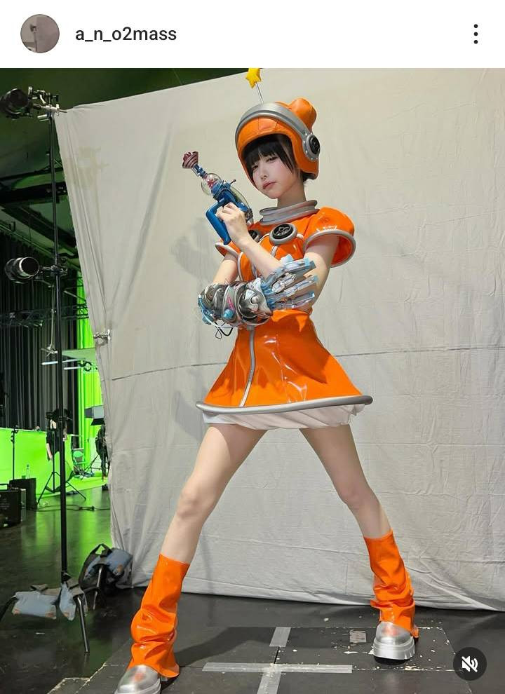 画像・写真 | あのちゃん、近未来風ミニスカ美脚ショット披露「最強だ