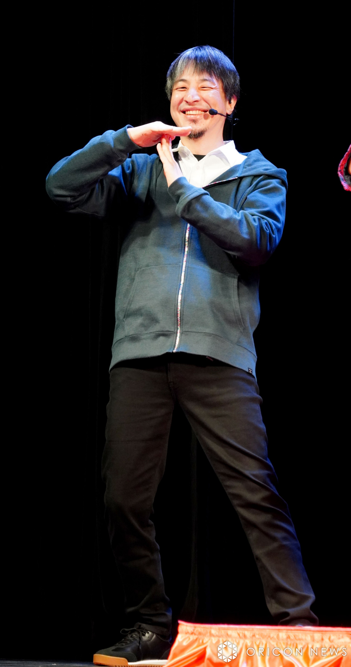 ひろゆき、AKB48らアイドル総勢43名と人生初のダンス披露 笑顔見せるも