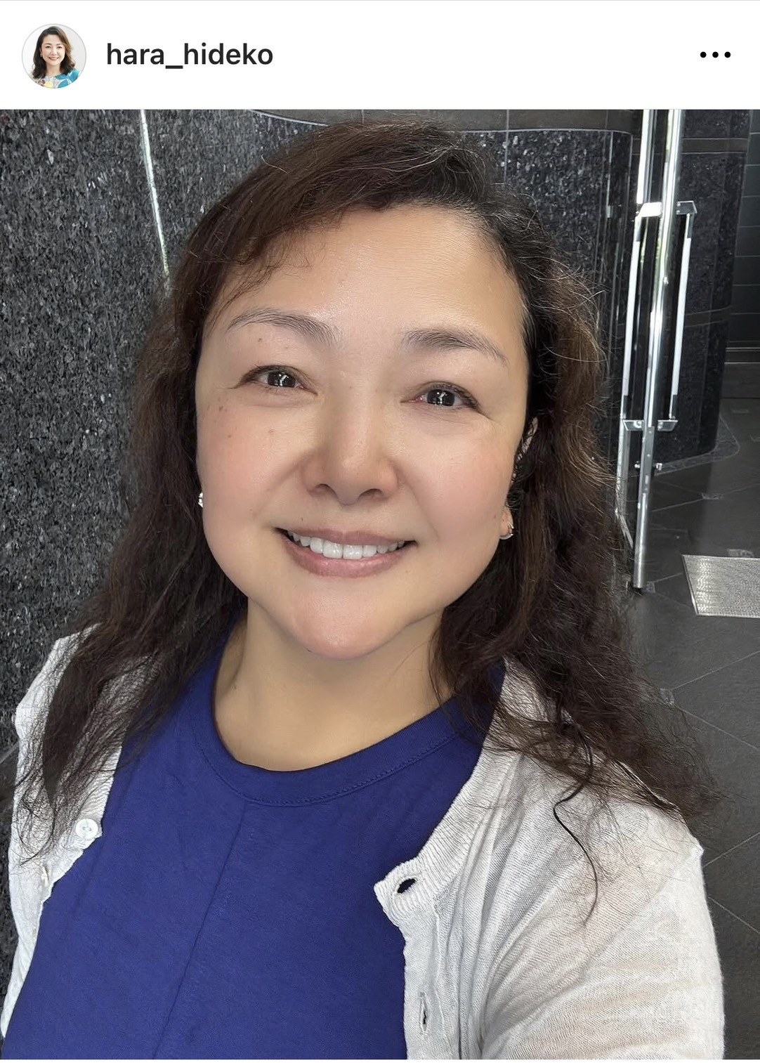 原　日出子 65歳・原日出子、“白髪染められず”な近影披露も「お肌とぅるんとぅるん！」「張りがあって綺麗」 | ORICON NEWS
