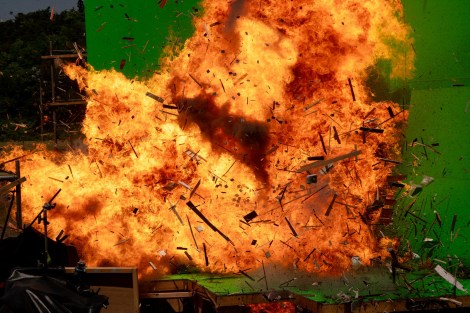 一軒家の大爆破シーン（メイキング）＝Netflix映画『新幹線大爆破』独占配信中 