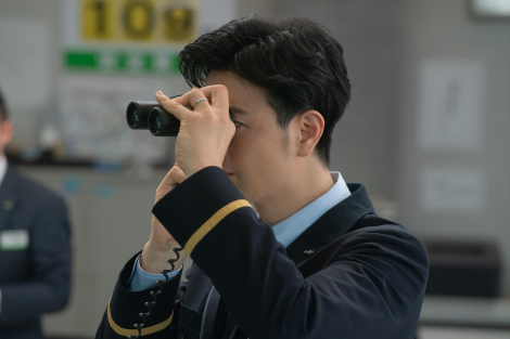 笠置（斎藤工）の双眼鏡は原作映画のオマージュ＝Netflix映画『新幹線大爆破』独占配信中 