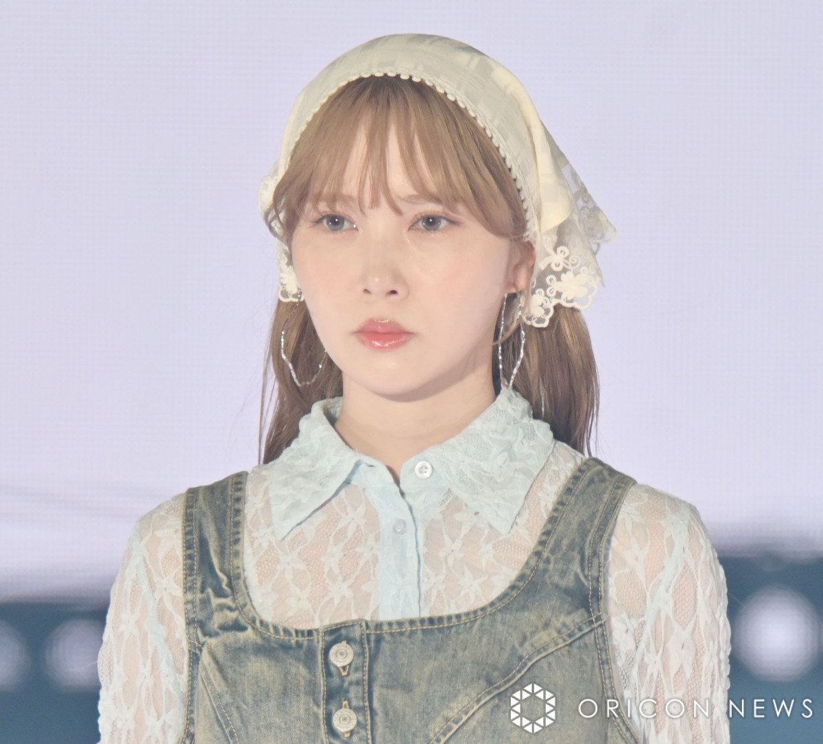 ガルアワ】加藤史帆、スリット入りデニムから美脚チラリ “甘×辛