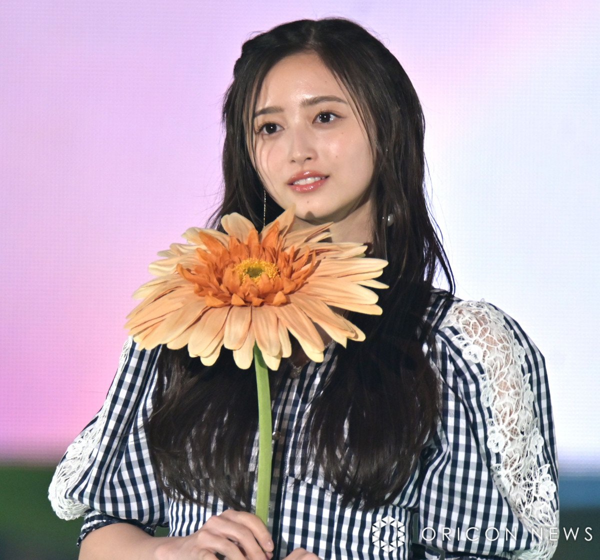 ガルアワ】乃木坂46・井上和、気品あふれるスマイル満開 巨大ガーベラ