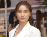 土屋太鳳、“息子”と寄り添いオフショット「笑顔が可愛すぎます」「素敵な写真」 