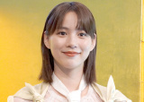 のん、優美なチャイナドレス姿に反響「大人の色気」「お団子ヘア良い」 