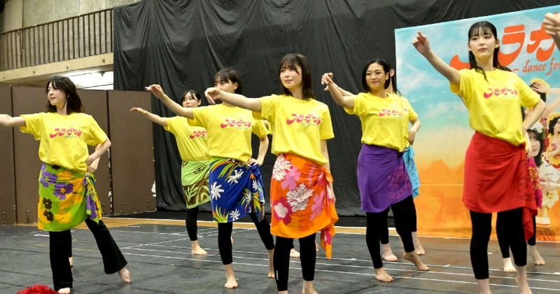 丹生明里・木崎ゆりあ・菅原りこ、息ピッタリなフラダンス披露 元坂道・48グループのアイドルたちが夢の共演