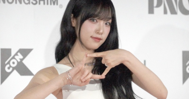 KCON】元IZ*ONEイェナ、フェミニン×クールの絶妙ハーモニー ミニワンピ