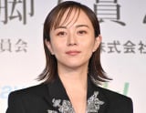 比嘉愛未、“美背中ぱっくり”大胆スタイルで魅了 『otona MUSE』で大人の色気全開 