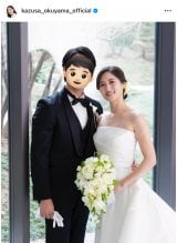 奥山かずさ「結婚式を挙げました」 東大卒の夫に抱きつく夫婦ショット公開「一生の宝すぎる!」 
