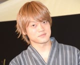 おばたのお兄さん、人間離れした“ハイジャンプショット”公開 鮮やかすぎる開脚に驚きの声「4メートルぐらい飛んでます?」 