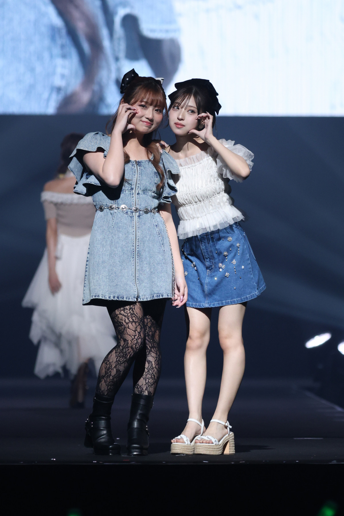 辻希美の長女・希空、MINAMIとペアランウェイで“W投げキッス”披露