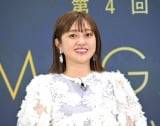 菊地亜美、第2子出産後初の公の場で笑顔 子どもと現場入り「泣き声が聞こえないかそわそわ(笑)」 