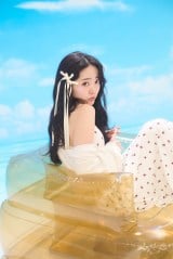 鈴木愛理、限定8LOOKで夏の装いを魅せる 『USAGI ONLINE』フェスの顔に抜てき 