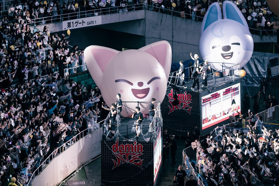 ÉGRpX^WAŁwStray kids World Tour xJÂStray Kids Be:cY 