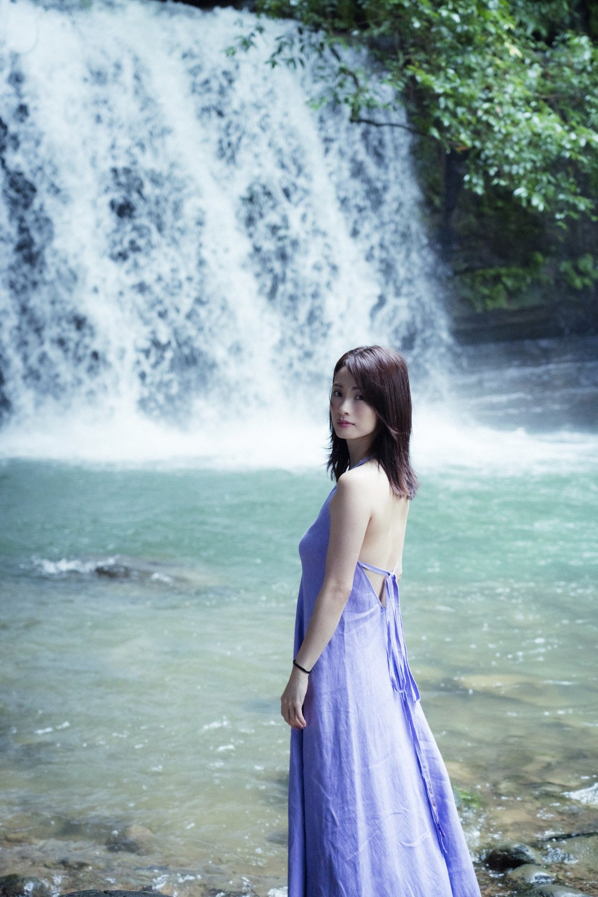 上戸彩、約15年ぶり写真集を発売 台湾舞台であどけないピュア姿…握手