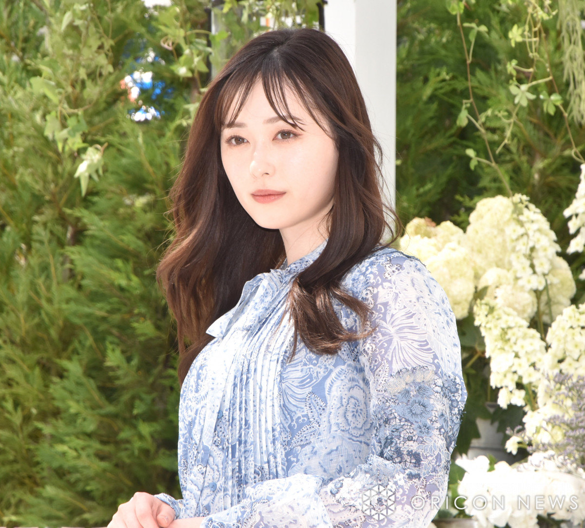 【Ralph Lauren】福原遥、ブルーのワンピースで輝く笑顔 お気に入りポイントは「透け感」