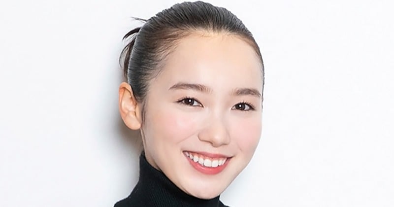 飯豊まりえ、“胸元パックリ”大胆ドレス姿披露「超絶美しい」「キャ〜可愛すぎて立ってられへん」