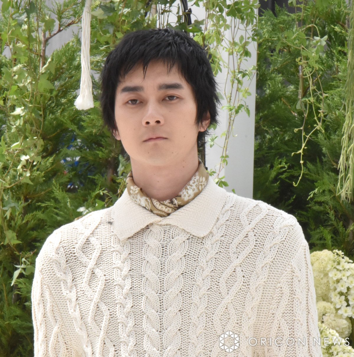 【Ralph Lauren】柳俊太郎、軽やかオフホワイトのニット ミニチュアホースの動画からインスピレーション「何かに生かせられれば」