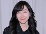 麻生久美子、“年下の彼”と密着2ショット「くっつきすぎ～」「お似合いの美男美女」 