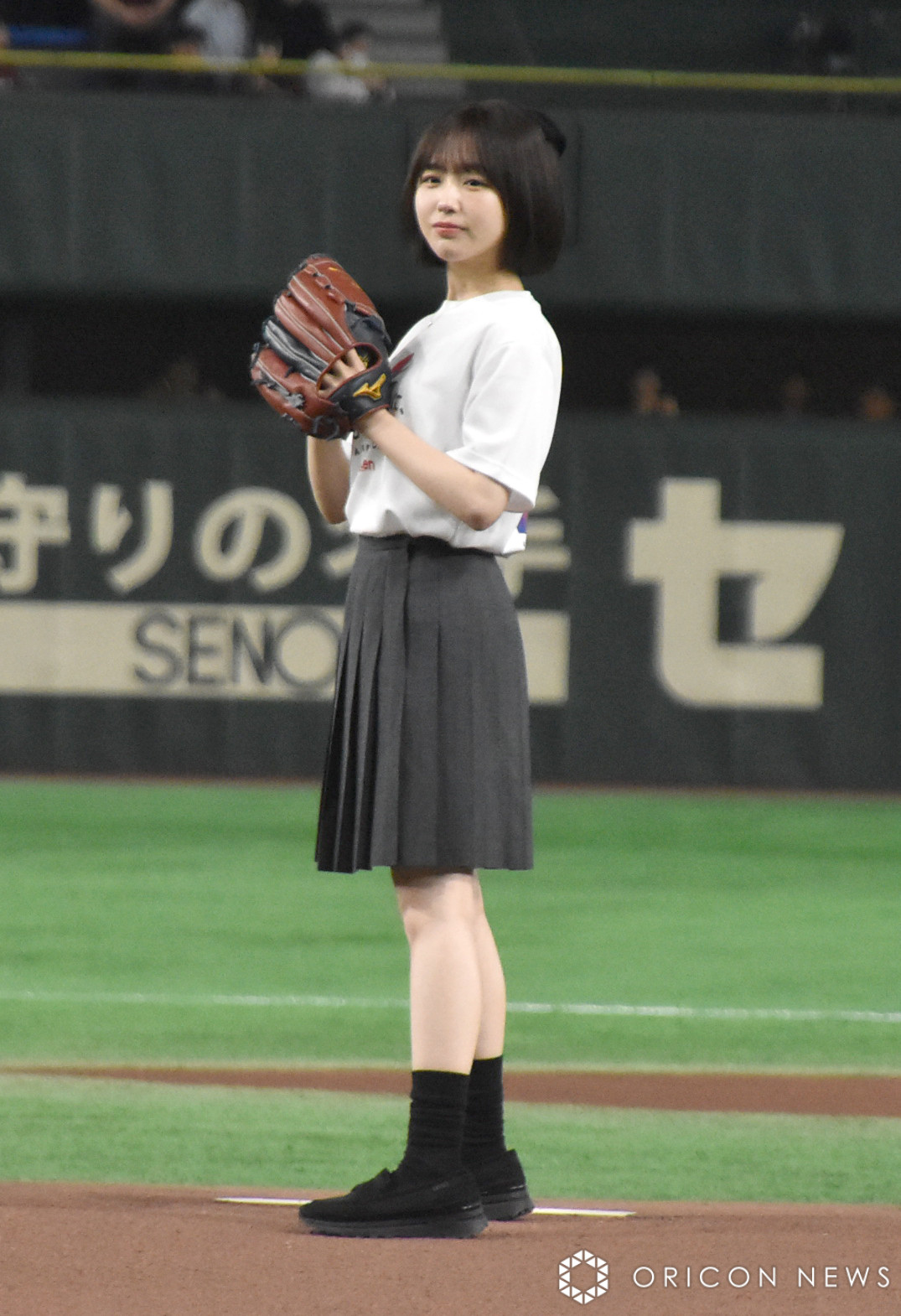 なえなの、セレモニアルピッチの傍らに“黒い影” 『見える子ちゃん』劇