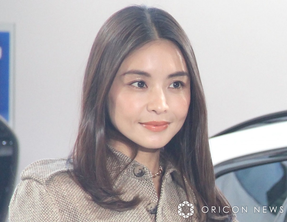 滝沢真紀子さん
トレーニングウエア 規模が違う!!」“豪邸すぎる”滝沢眞規子、広々自宅の観葉植物を披露