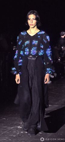 �wANREALAGE 2025 PARIS�\TOKYO COLLECTION�x�ɃT�v���C�Y�o�ꂵ�����E�[�� �iC�jORICON NewS inc. 