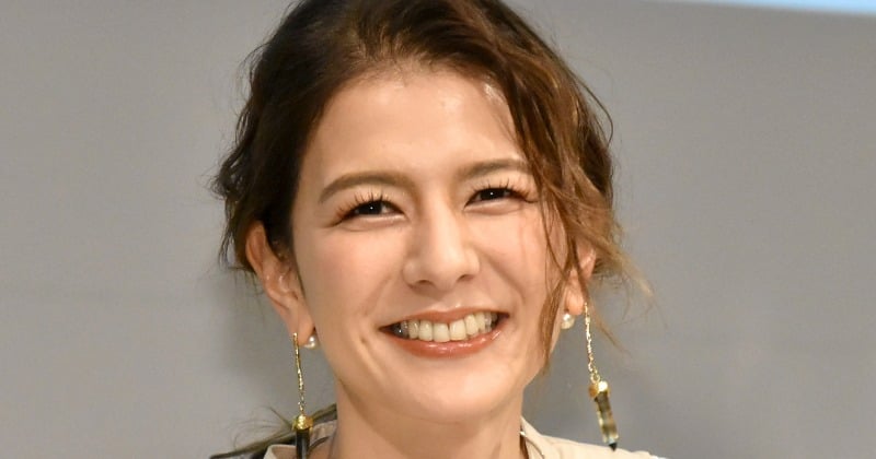 スザンヌ、デコルテ輝く大胆オフショルワンピ「セクシーで素敵」神戸旅ショットを披露