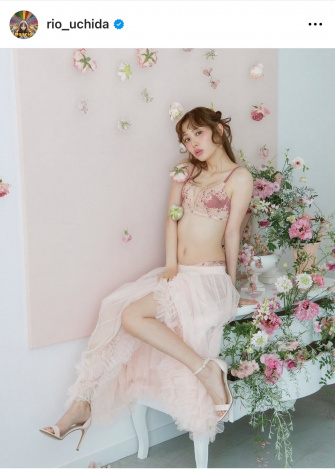 内田理央さん着用SeaRoomlynn ブークレシアーFrillオフショルニット