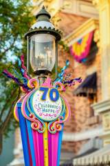 �u�J���t�H���j�A �f�B�Y�j�[�����h�E���]�[�g 70���N�Z���u���[�V�����v (C)Disney 