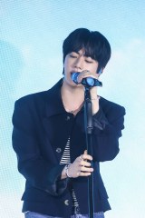 BTS・JIN、新曲ステージ初披露 リクエストに応えて“神対応