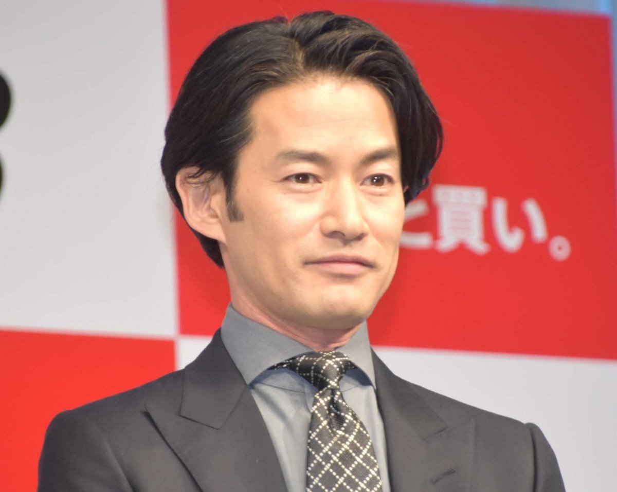 竹野内豊ら“家族”で乾杯ショット「酔っ払い方もイケオジ」