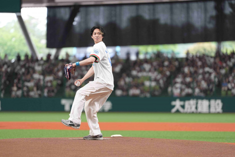 「西武ライオンズ対オリックス・バファローズ戦」試合前セレモニアルピッチに登板した辰巳雄大　（C）SEIBU Lions 