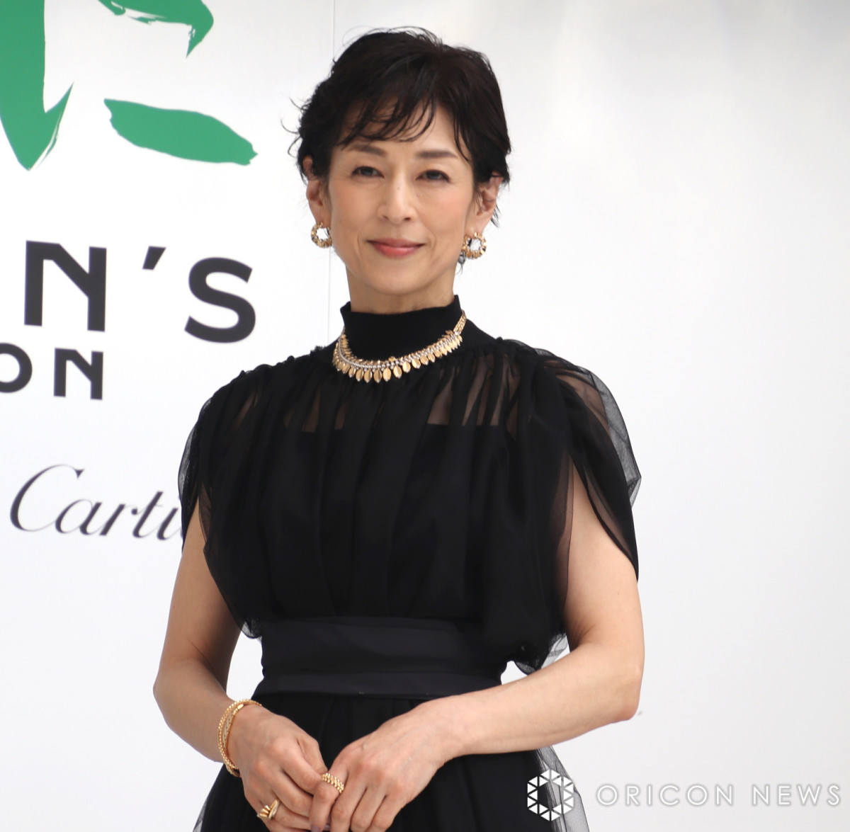 鈴木保奈美、”透け感”艶やかなブラックドレス披露 親交ある作家の生き