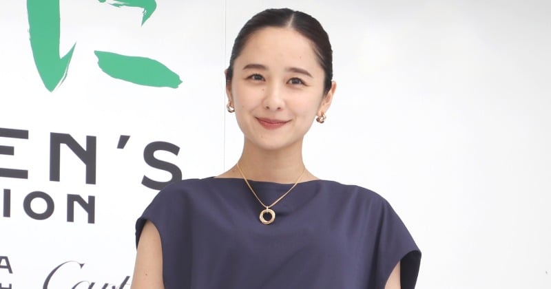 堀田真由、優美な濃紺ドレス姿で大阪・関西万博に登場「フランス館に注目」