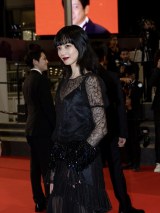 ��78��J���k���ۉf��Ղ̃��b�h�J�[�y�b�g�ɏ����ؓނ��o��iC�jKazuko WAKAYAMA 