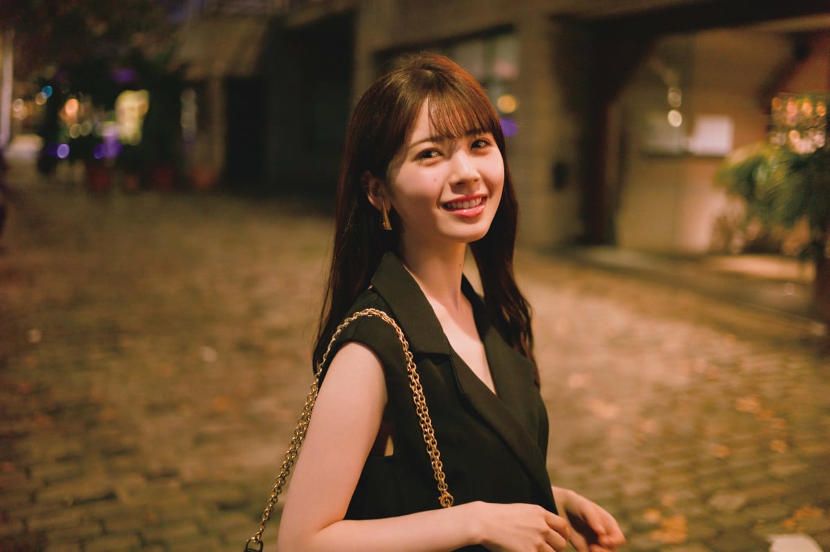 乃木坂46筒井あやめ、ドレッシーな黒のミニ丈ワンピ 1st写真集