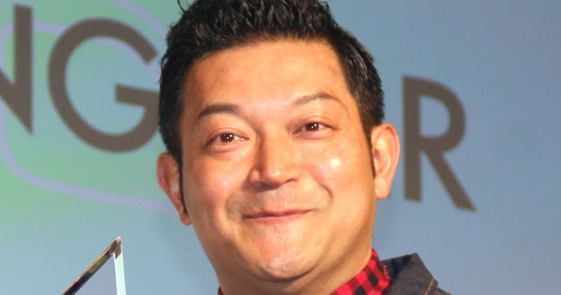 “ぐっさん”山口智充、“似合いすぎる”約55年前の日産名車 22年前のドラマの“オフショット”公開